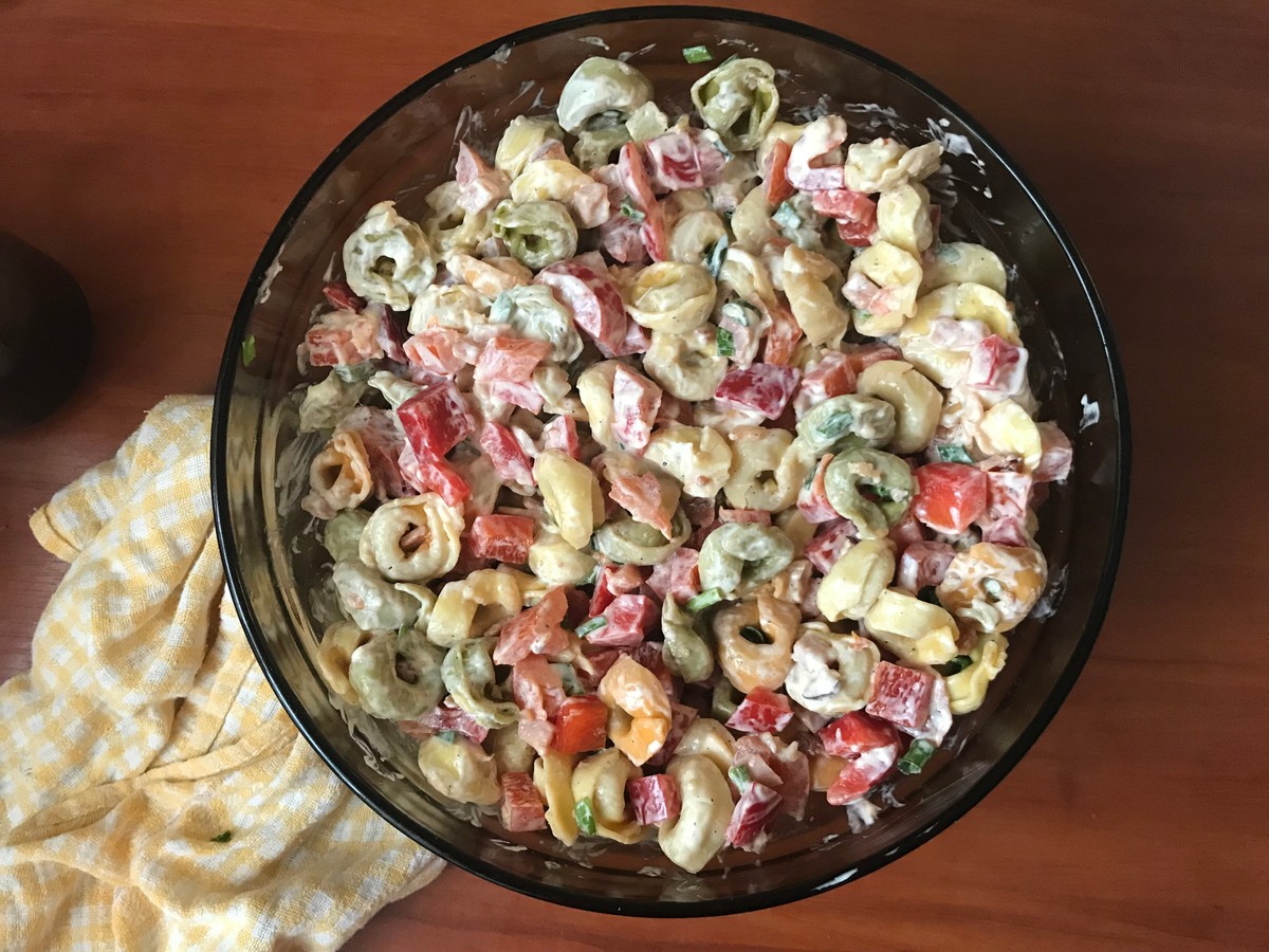 Sałatka Muchmorek to hit imprez. Jej bazą są pierożki tortellini