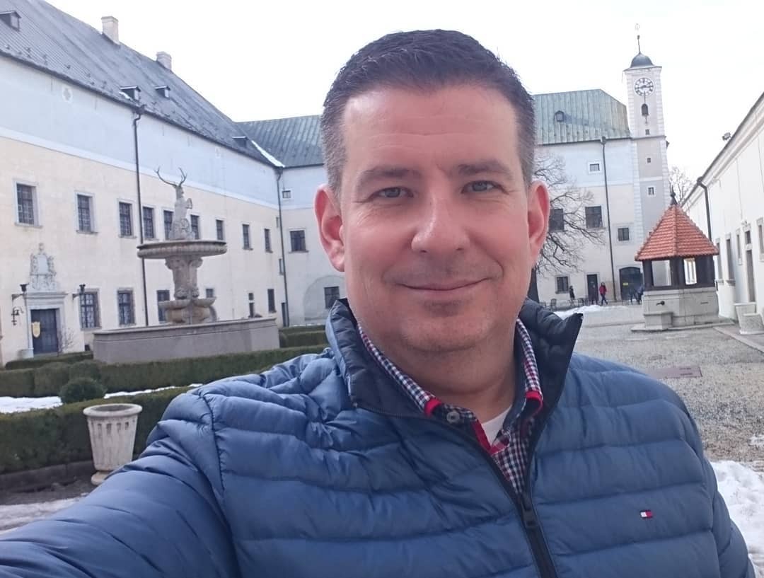 Moderátor Patrik Herman.