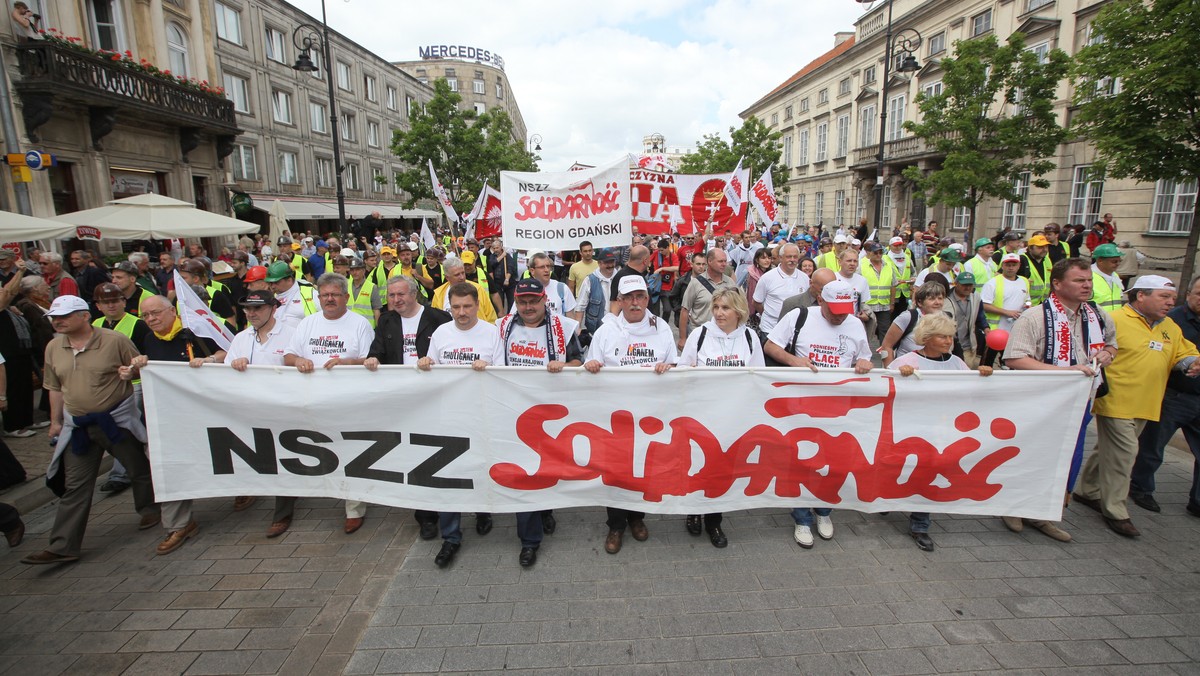 Manifestacja NSZZ Solidarność dotarła przed gmach Sejmu. Ze specjalnego siedmiometrowego sterowca rozrzucono przed parlamentem ulotki informujące o przyczynach demonstracji. Zgromadzeni skandują "złodzieje, złodzieje", odpalają petardy i grają na wuwuzelach.