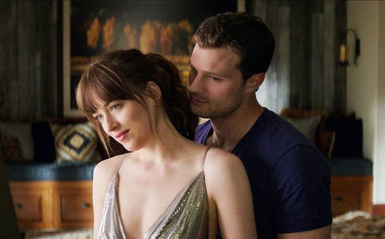 Dakota Johnson i Jamie Dornan w filmie "50 twarzy Greya".