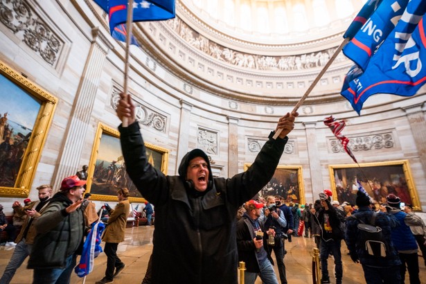 Protestujący wdarli się na Kapitol