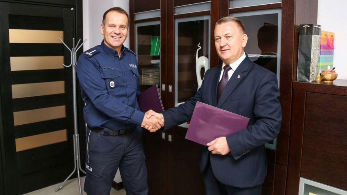 W 2020 roku funkcjonariusze mają wprowadzić się do nowego Komisariatu Policji w Chęcinach. Komendant wojewódzki policji w Kielcach oraz burmistrz tego miasta i gminy podpisali właśnie akt notarialny w sprawie przekazania działki pod budowę budynku.