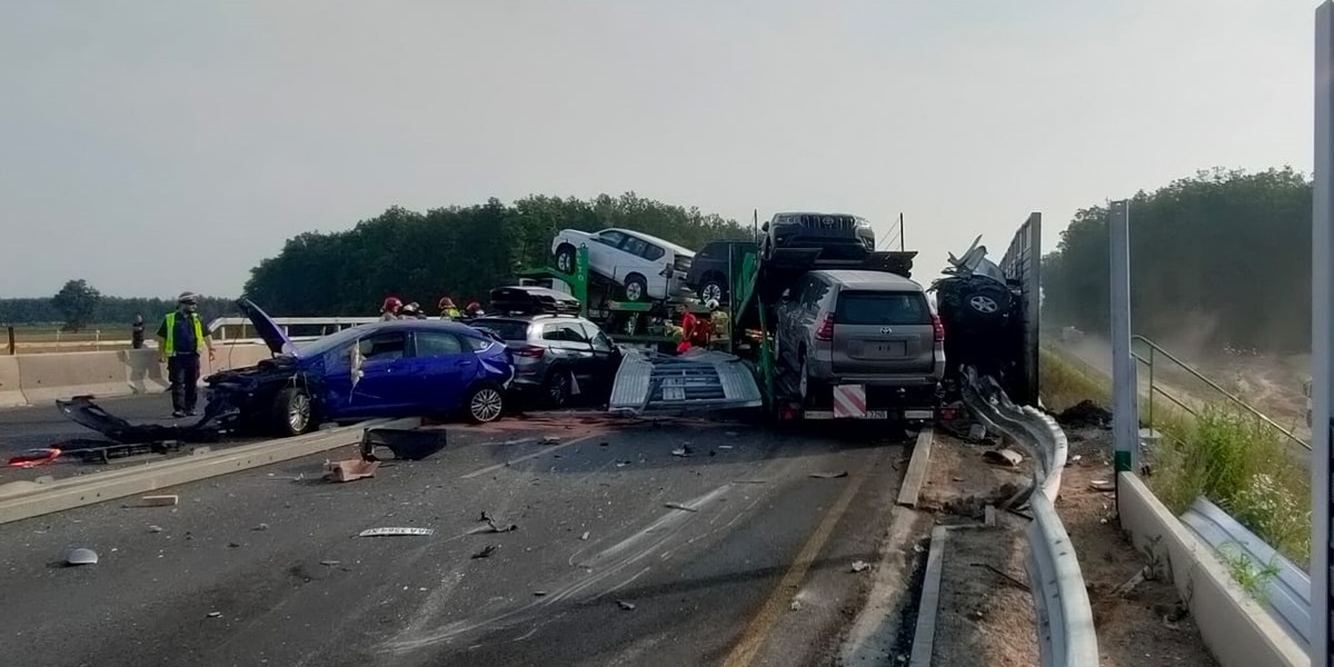 Wypadek wyglądał naprawdę groźnie. Niestety, kierujący lawetą zmarł