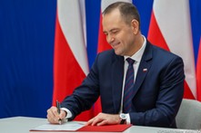 Dylematy Karola Nawrockiego: podpisać czy zawetować ustawę o SAFE? Polacy zabrali głos