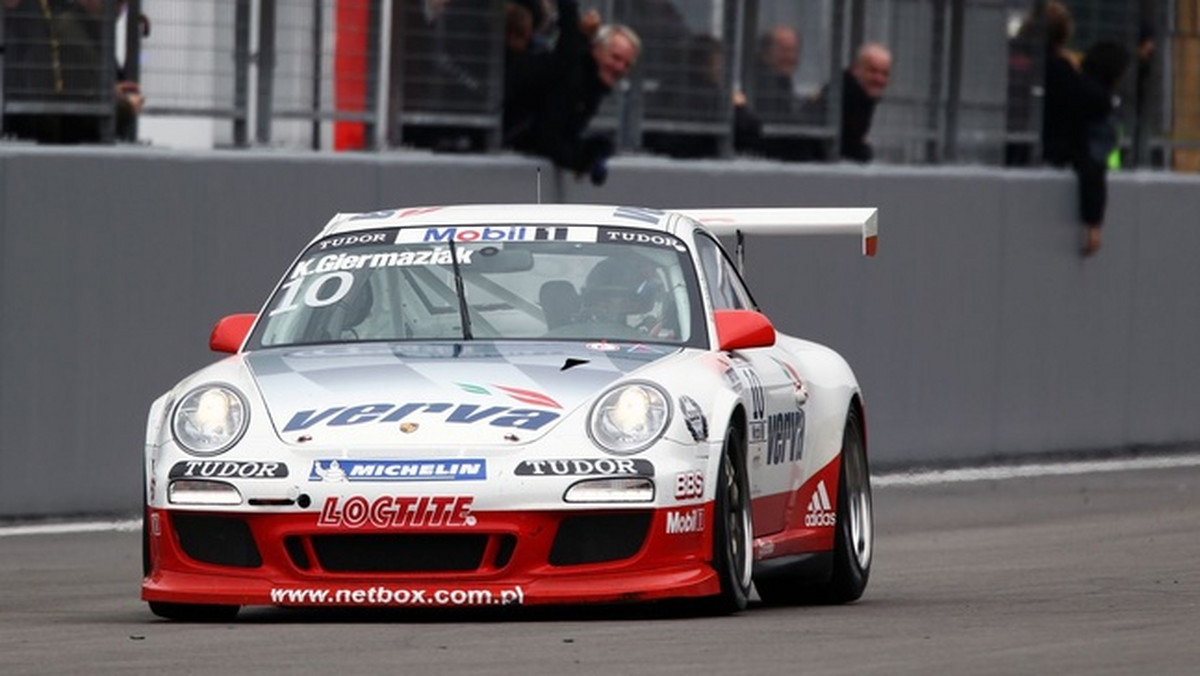 Jakub Giermaziak stanął na podium w pierwszym z dwóch wyścigów ostatniej rundy Porsche Supercup. Po emocjonującej walce kierowca Verva Racing Team zajął trzecie miejsce.