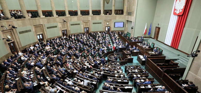 Sejm przyjął nowelizację ustawy ws. obniżania uposażeń. Opozycja: To kara za zadawanie niewygodnych pytań