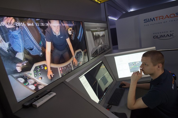 Kabina symulatora została wykonana z wykorzystaniem oryginalnych części znajdujących się w kabinach pojazdów szynowych. 

<br><br>fot. (gm/kru) PAP/Grzegorz Michałowski