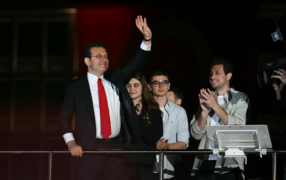 Ekrem Imamoglu świętuje wygraną w Stambule, kwiecień 2024 r.