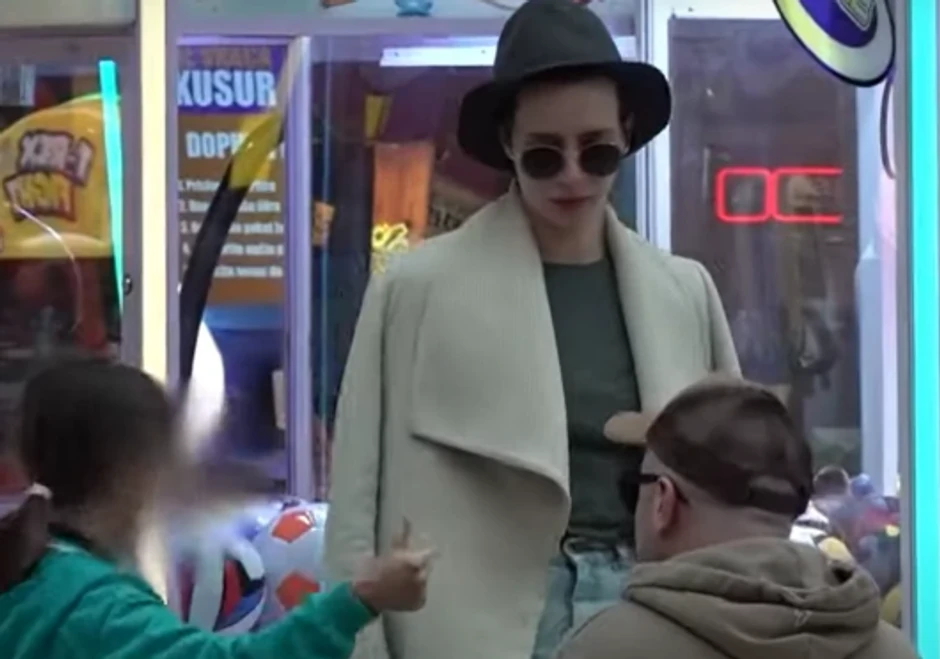 Sale Tropiko sa devojkom