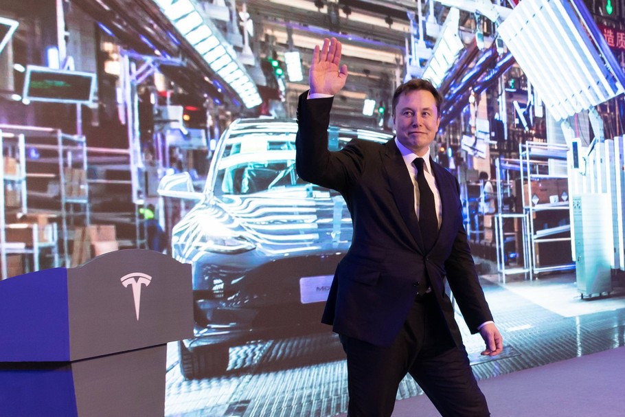 Elon Musk jest piątym centi-miliarderem na świecie, a także numerem pięć na globalnej liście najbogatszych „Forbesa”. Jego wartość netto to 102,9 mld dol. i szybkimi krokami zbliża się do Marka Zuckerberga, którego majątek wynosi 107,6 mld dol.  