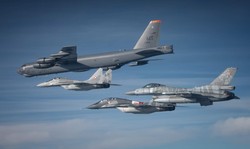 Amerykański bombowiec B-52 nad Polską. Eskortowały go nasze myśliwce F-16 i MiG-29