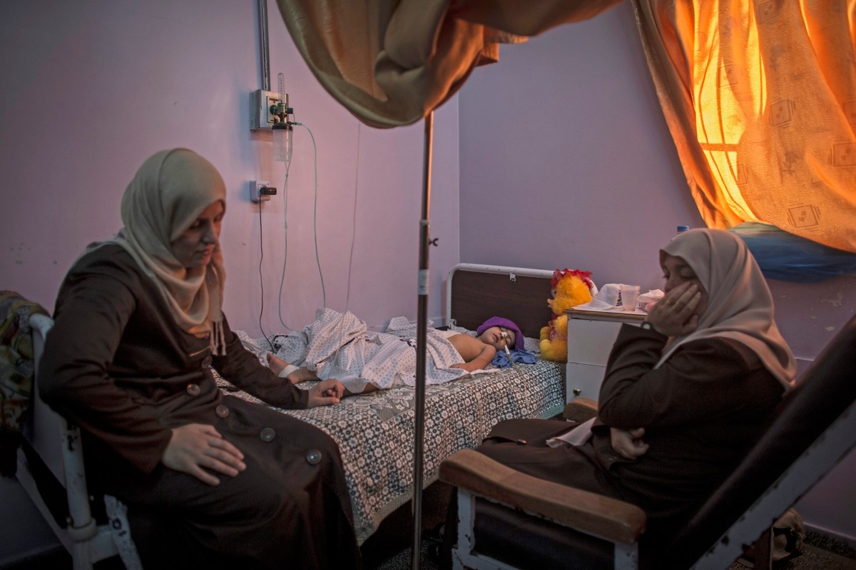 Ranny czteroletni Shuruk i jego matka w szpitalu w Beit Lahia na północy Strefy Gazy
