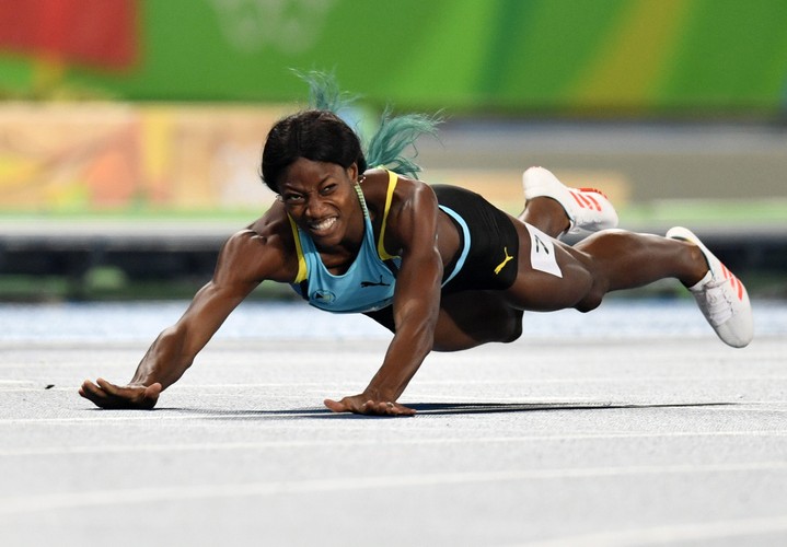 Shaunae Miller rzuciła się na bieżnię. Dzięki temu została mistrzynią olimpijską w biegu na 400 m