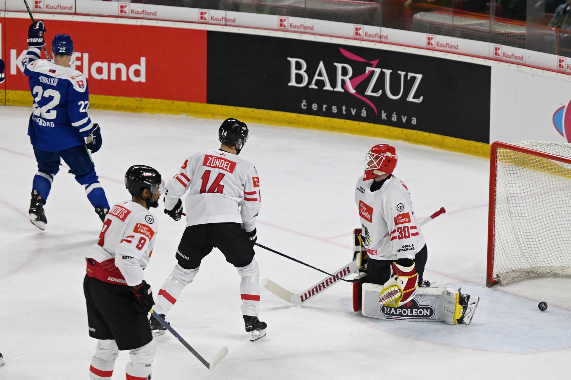 Vľavo Samuel Kňažko (Slovensko) sa teší po strelení gólu na 2:0 do siete brankára Davida Kickerta (Rakúsko), prizerajú sa jeho spoluhráči Luis Lindner (druhý zľava a Kilian Zündel (druhý sprava).