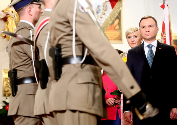 Prezydent Andrzej Duda z żoną Agatą Kornhauser-Dudą podczas mszy św. odprawionej w Katedrze Polowej WP w intencji Ojczyzny