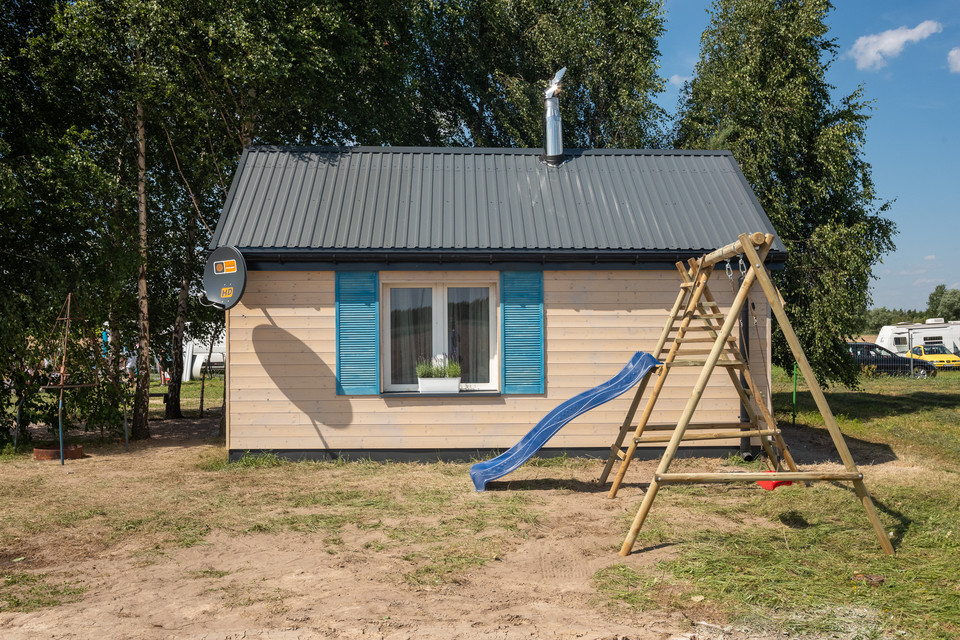 Z zewnątrz zyskał piękną elewację z naturalnych desek, a w środku każdy zyskał przestrzeń dla siebie.