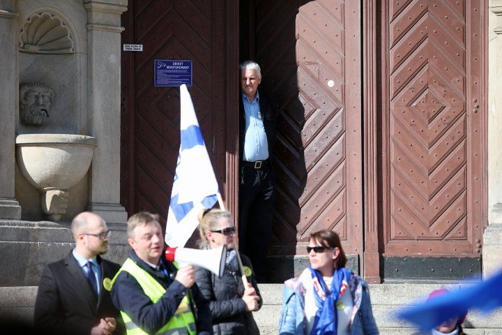 Kolejny protest urzędników w Olsztynie: ‘’Chcemy, aby prezydent nas zauważył’’ [ZDJĘCIA]