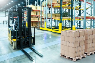 Sprzedaż towarów i form do ich produkcji to dwa różne świadczenia