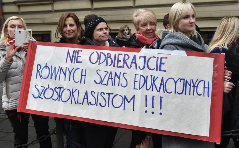 Kraków. Protest przeciw reformie edukacji, 10 bm. przed Urzędem Wojewódzkim w Krakowie. (PAP)