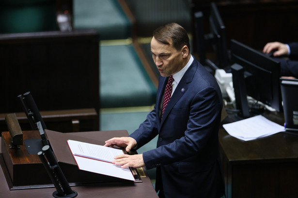 Warszawa, 25.04.2024. Minister spraw zagranicznych Radosław Sikorski podczas wystąpienia w Sejmie w Warszawie, 25 bm. Minister Radosław Sikorski przedstawił informację o zadaniach polskiej polityki zagranicznej w 2024 roku. (aldg) PAP/Leszek Szymański