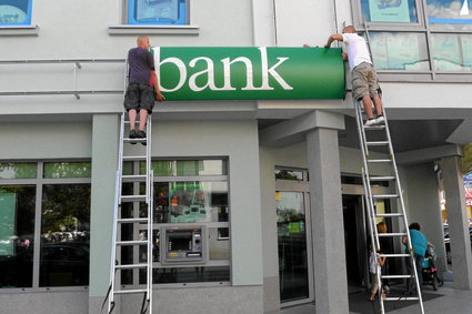 Pierwsze banki zamykają część placówek z powodu koronawirusa