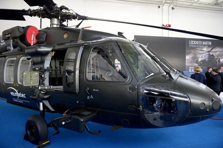 Dotychczas w Mielcu wyprodukowano 39 śmigłowców, które trafiły m.in. do USA, Kolumbii, Turcji, Brunei i Arabii Saudyjskiej.
<br>
Zakręcki podkreślił, że w Mielcu produkowanych jest 80 proc. części, z których powstaje Black Hawk. „My produkujemy, a nie składamy” - zaznaczył.
<br>
huk/ mhr/
<br><br> fot. (dd/zuz) PAP/Darek Delmanowicz