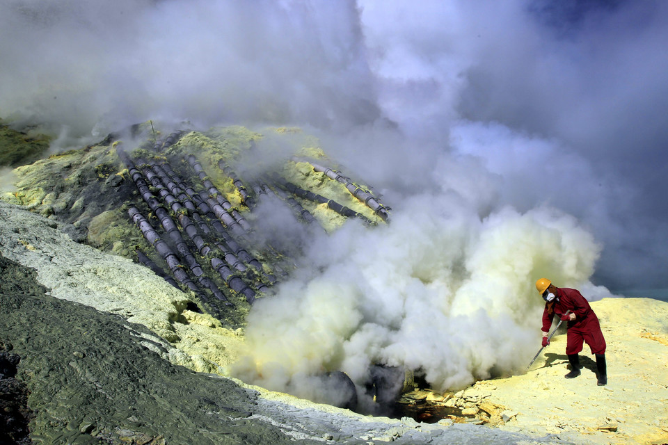Indonezja - Jawa - siarka z wulkanu Kawah Ijen