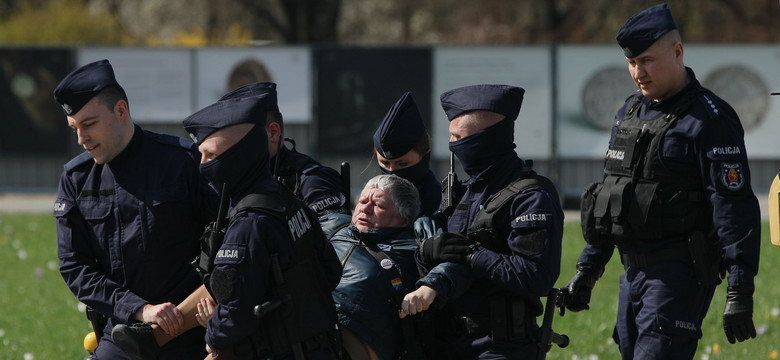 Incydent na placu Piłsudskiego. "Babcia Kasia", kontrowersyjny wieniec i interwencja policji