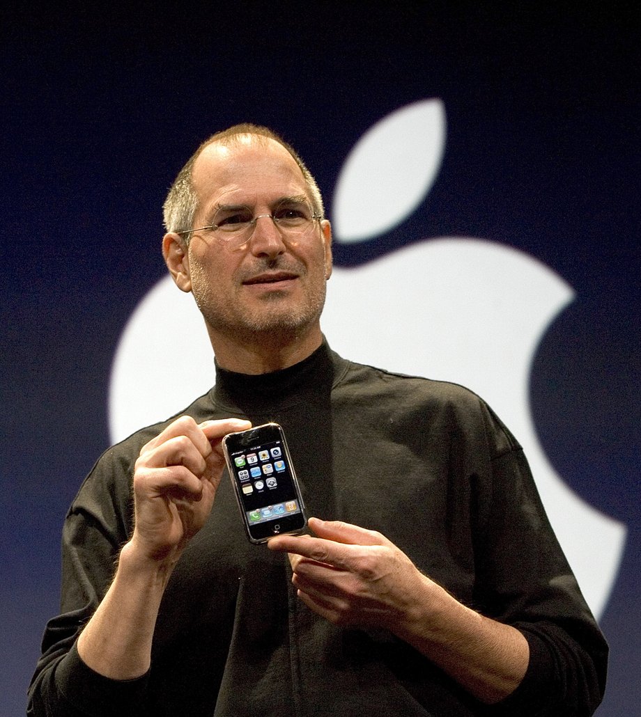 Steve Jobs prezentuje pierwszy model iPhone'a w 2007 roku. To wtedy zaczęła się smartfonowa rewolucja