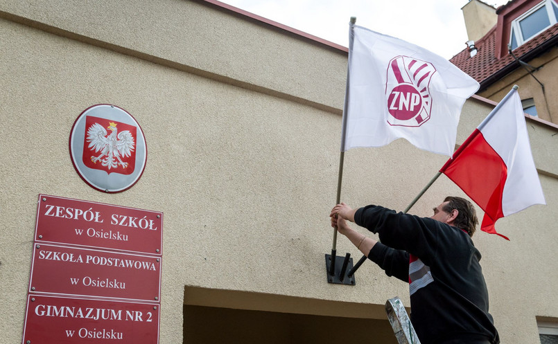 W piątek odbywa się ogólnopolskich strajk nauczycieli i pracowników oświaty ogłoszony przez Związek Nauczycielstwa Polskiego. Według niepełnych danych ZNP do strajku przystąpiło ok. 37 proc. szkół i przedszkoli; jest to ok. 6,5 tys. placówek.
