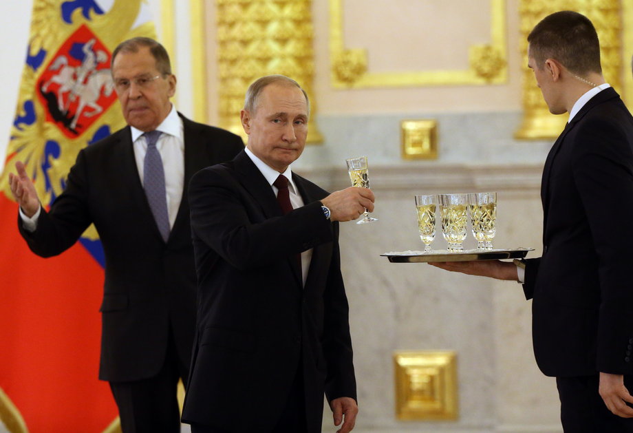 Podczas oficjalnych uroczystości Władimir Putin sięga tylko po symboliczną lampkę szampana. Na zdjęciu z 2020 r. wznosi toast przy okazji ceremonii wręczenia listów uwierzytelniających od nowo mianowanych ambasadorów.