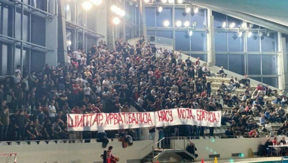Sramotan transparent navijača Crvene zvezde