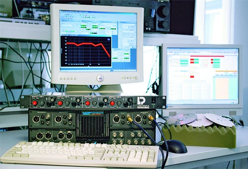 System pomiarowy Audio Precision System Two mierzy takie parametry jak charakterystyka przenoszenia, a następnie wykreśla je graficznie na ekranie komputera