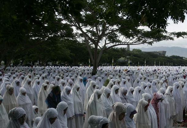 Women attend Eid al-Adha mass prayer in Banda Aceh, October 15, 2013. Muslims around the world celeb