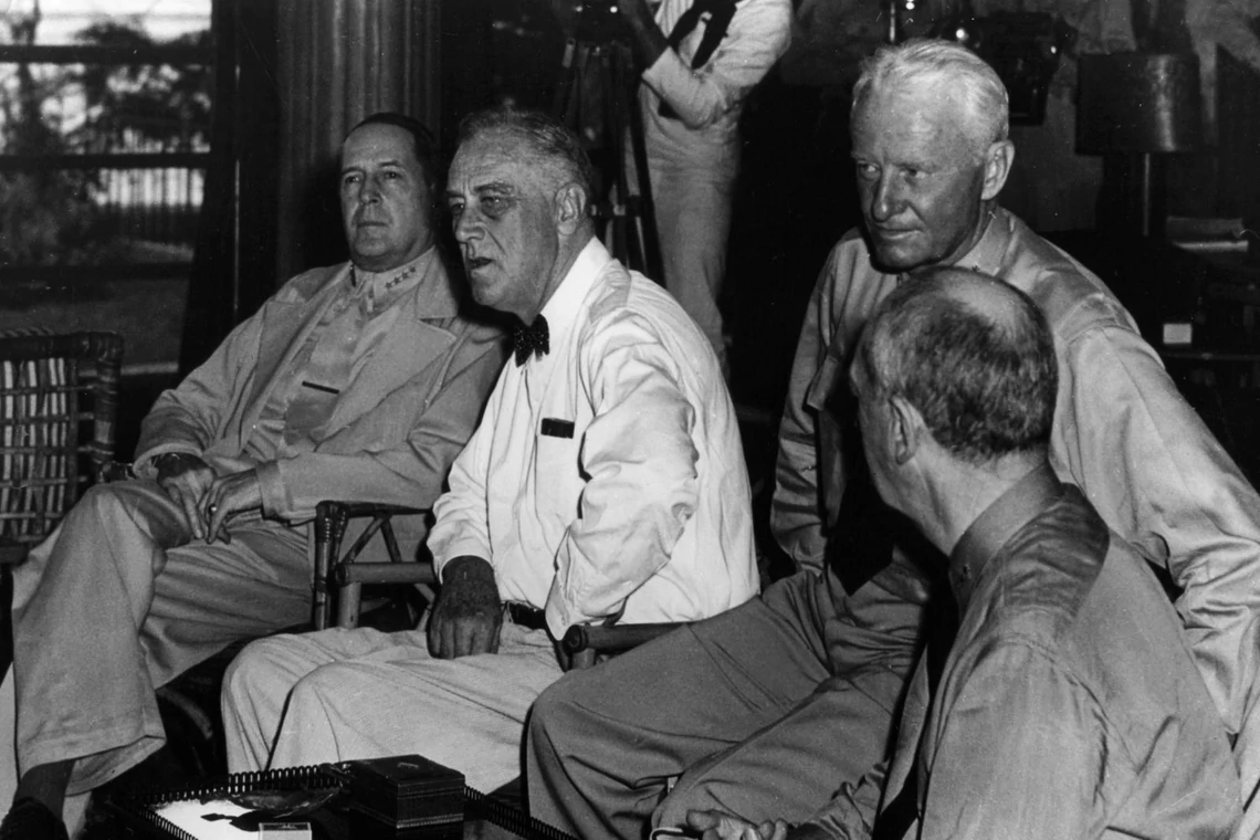 Prezydent USA Franklin D. Roosevelt pomiędzy Douglasem MacArthurem (po lewej) a Chesterem W. Nimitzem