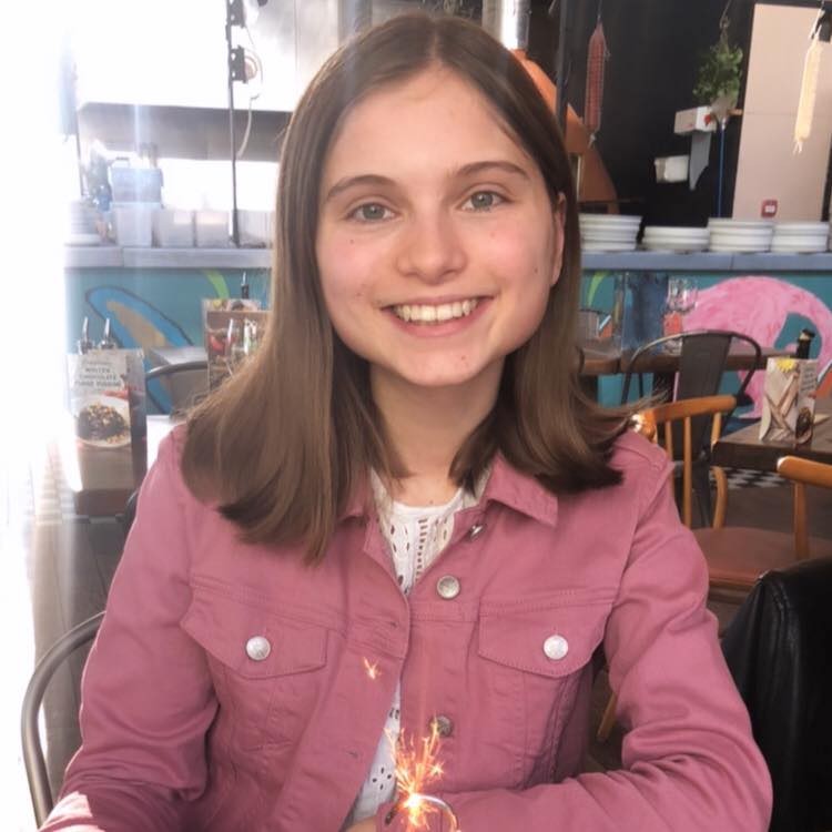 Ellie, ktorá vo veku 14 rokov bojovala so zriedkavým typom rakoviny.