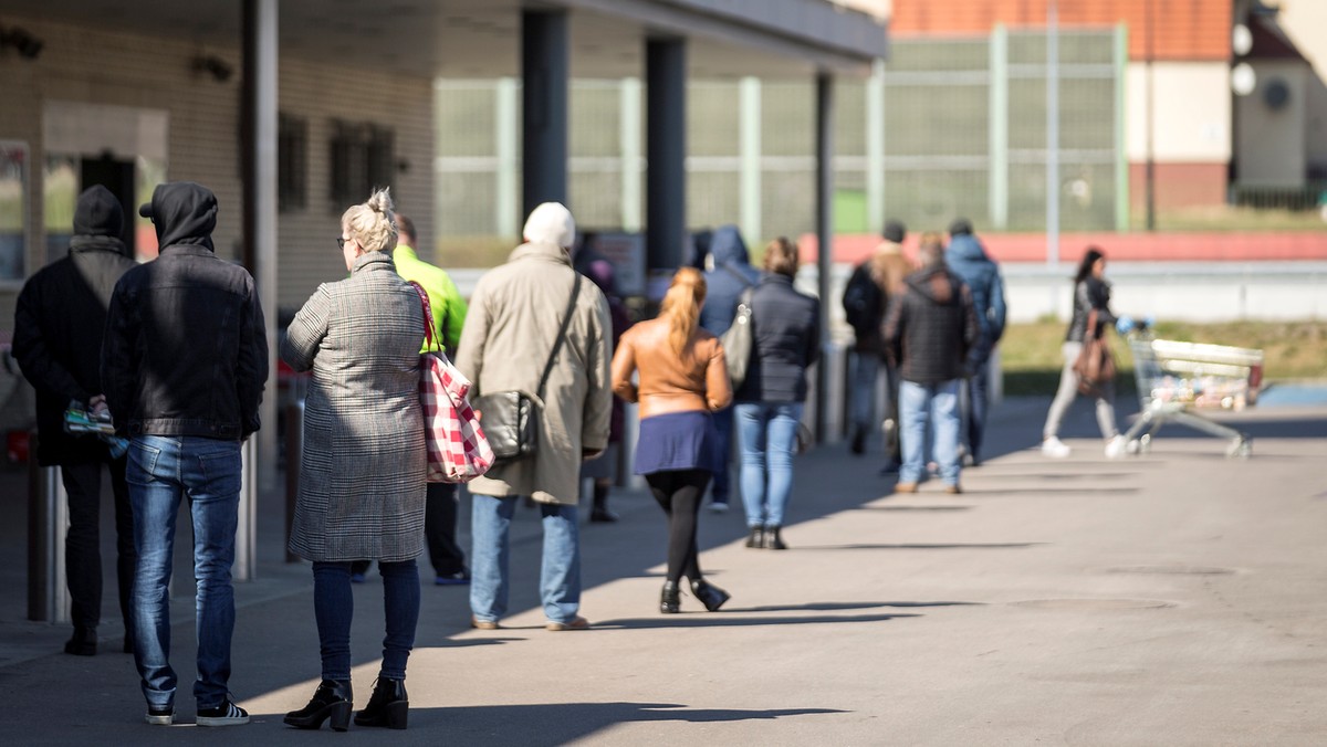 Koronawirus w Polsce. Sondaż: rośnie niepewność Polaków