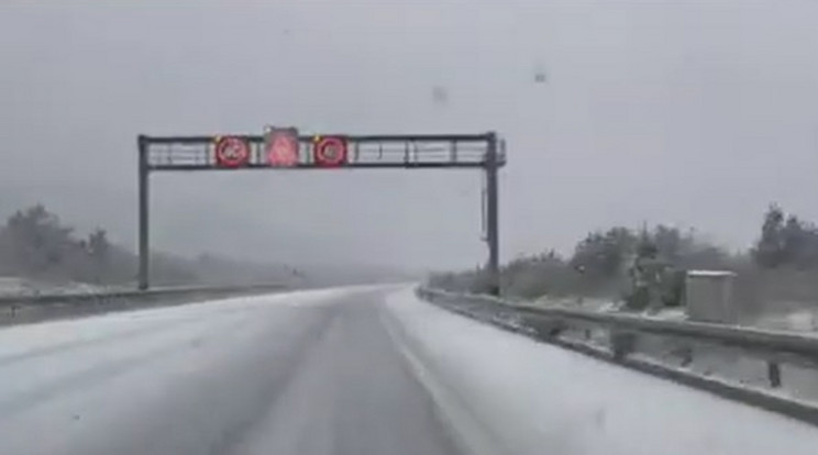 Brutális hóesés volt Horvátországban, csak 40-el lehet közlekedni az egyik autópályán / Fotó: YouTube