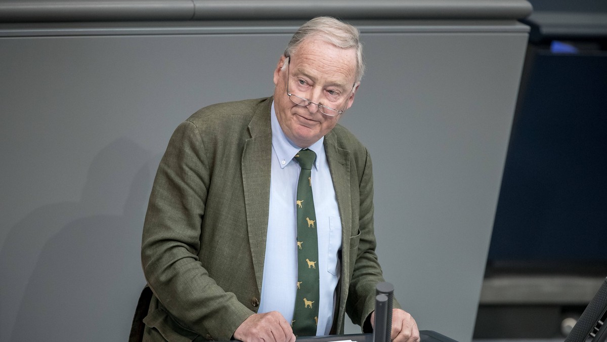 Współprzewodniczący prawicowo-populistycznej partii AfD Alexander Gauland, który w sobotę oświadczył, że "Adolf Hitler i NSDAP to drobiazg na tle osiągnięć w ponadtysiącletniej niemieckiej historii", został okradziony z ubrania na kąpielisku w Heiliger See.