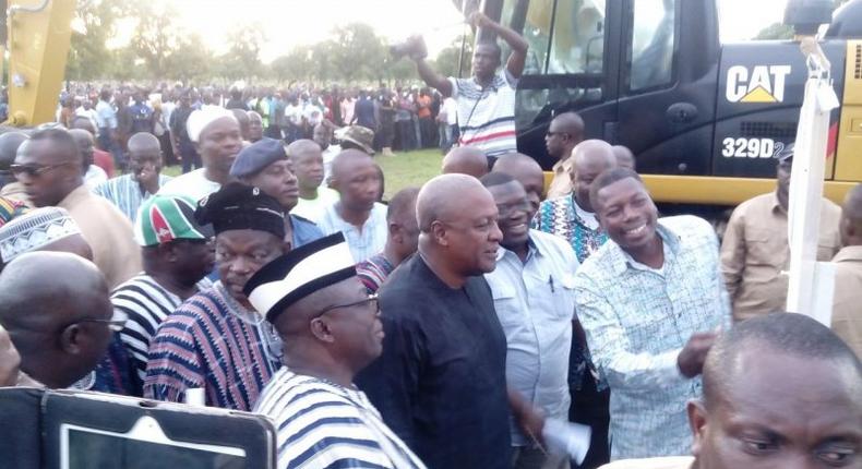 Mahama cuts sod for dam