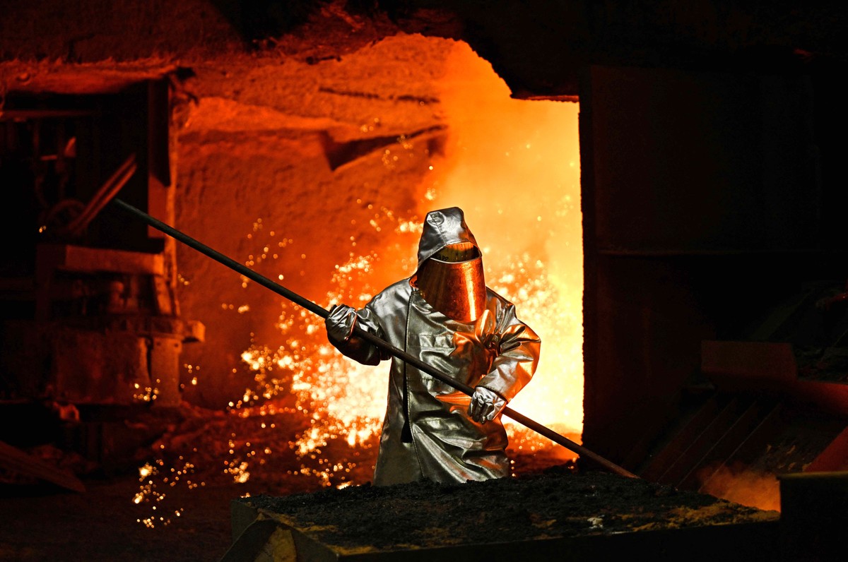 pracownik huty stali