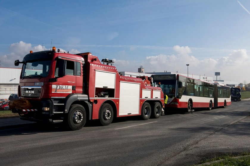 Tir zdezrył się z autobusem