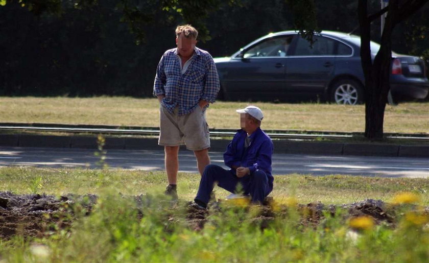 Piją na budowie ulicy Lema w Krakowie