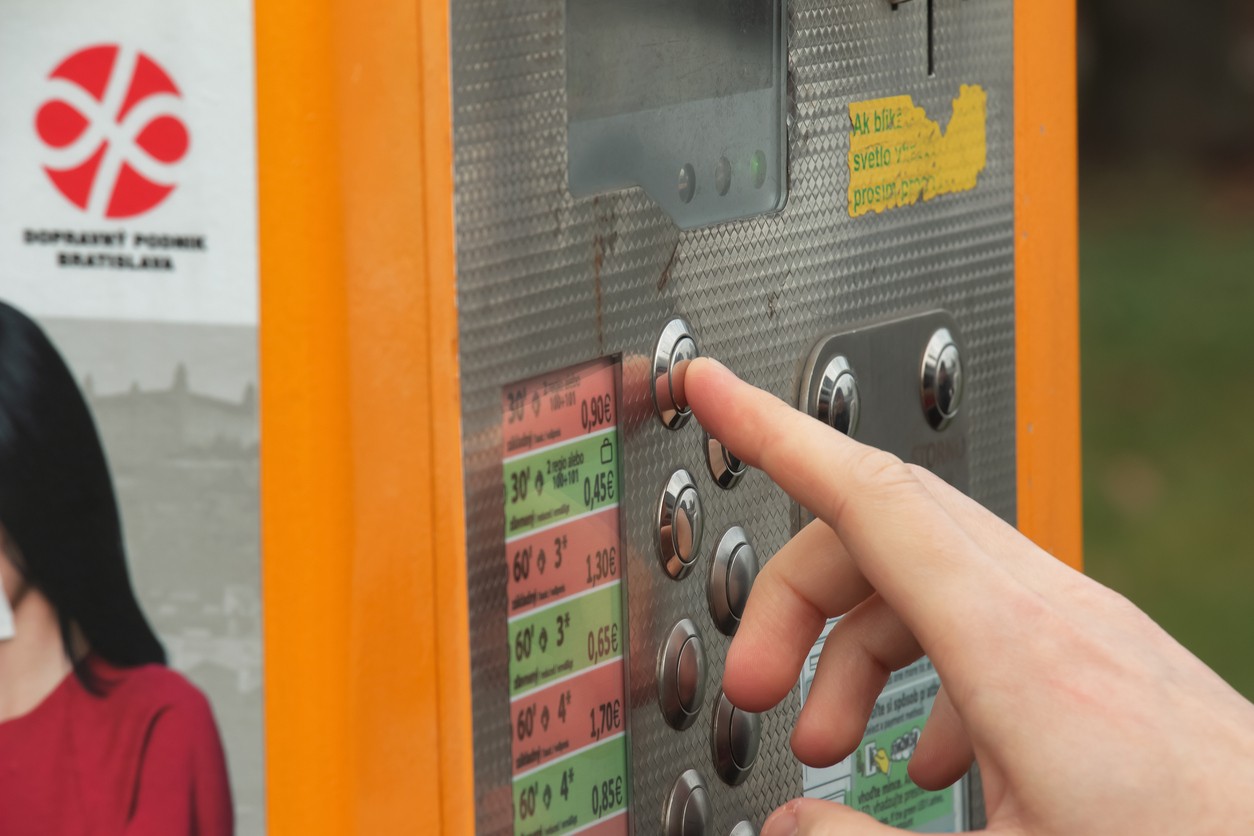 Páchateľovi sa podarilo otvoriť automat na lístky. (ilustračné foto)