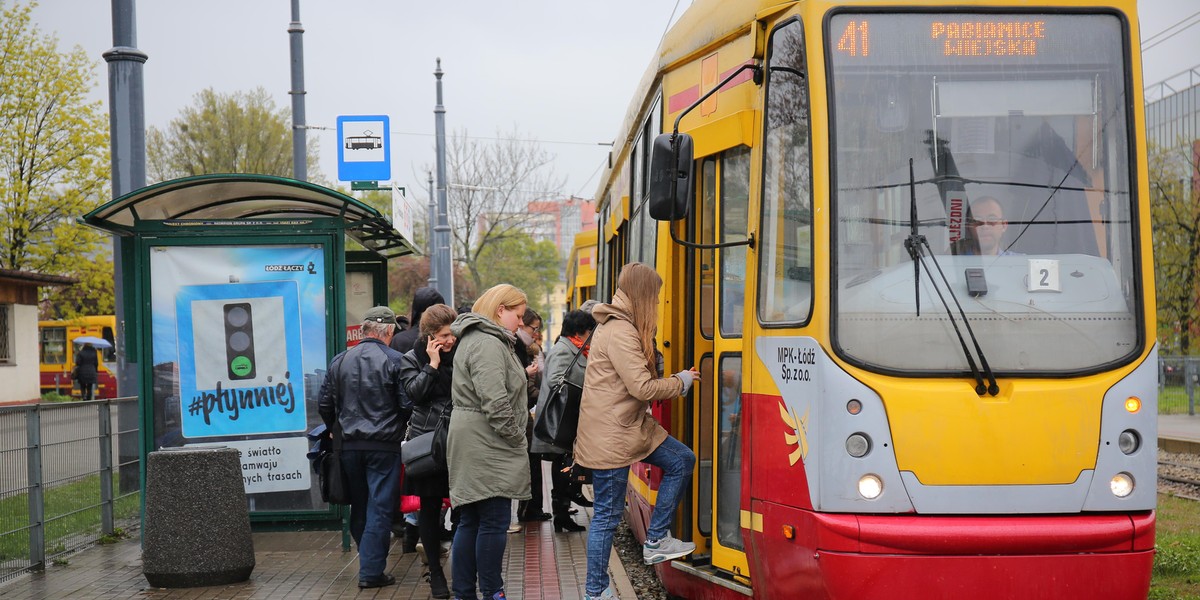 Podróżował na dachu tramwaju. Uciekł gdy znikło zasilanie. 