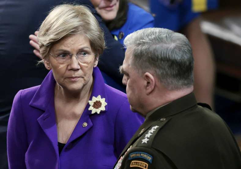 Senator Elizabeth Warren podczas sesji Kongresu 1 marca 2022 r.