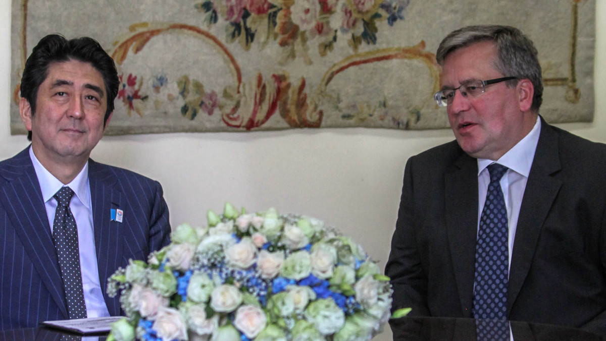 Prezydent Bronisław Komorowski spotkał się w Belwederze z premierem Japonii Shinzo Abe, który tego dnia wziął udział w Warszawie w szczycie szefów państw Grupy Wyszehradzkiej.