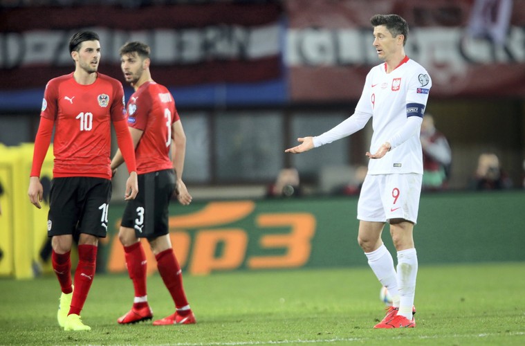 Robert Lewandowski (P) oraz Florian Grillitsch (L) i Aleksandar Dragovic (C)