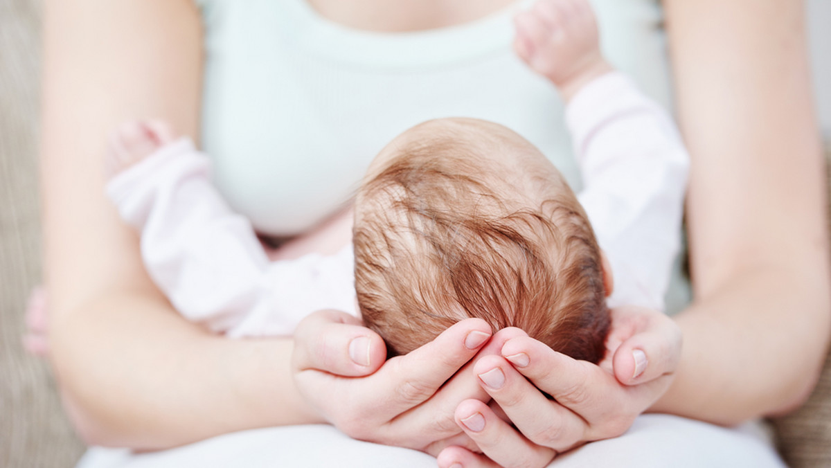 Medialny przekaz uśmiechniętej mamy z bobasem przekłamuje rzeczywistość. W szkole rodzenia mówię kobietom: tak nie będzie. Rzeczy naprawdę ważne wymagają zaangażowania. O bezwartościowym, a może bezcennym zawodzie "mamy domowej" rozmawiamy z psycholog dr Magdaleną Wegner-Jezierską.