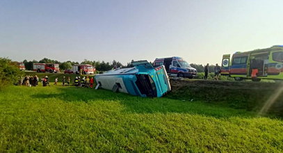 Koszmar na Lubelszczyźnie. Autokar pełen ludzi wypadł z drogi i runął na bok